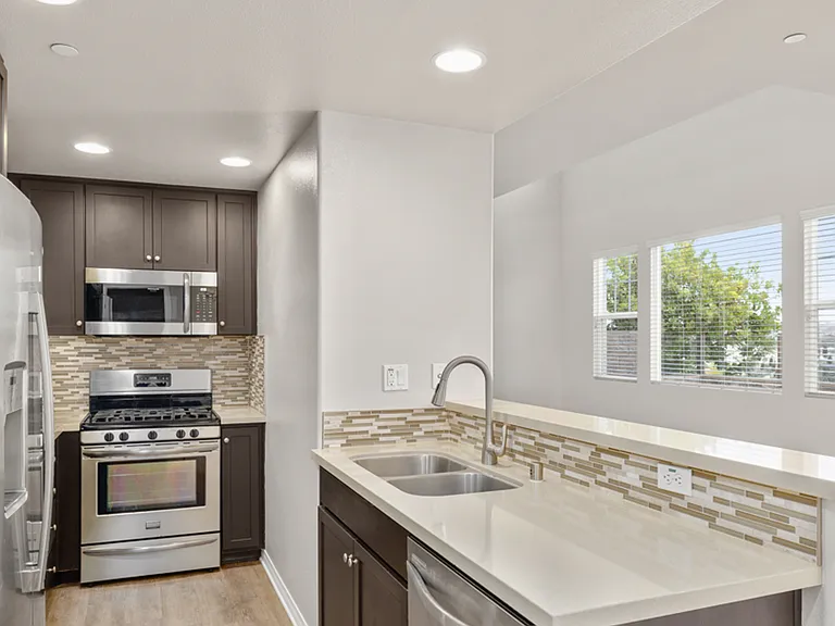 Costa Pointe Luxury 3-4 Bedroom Townhomes — Photo 5