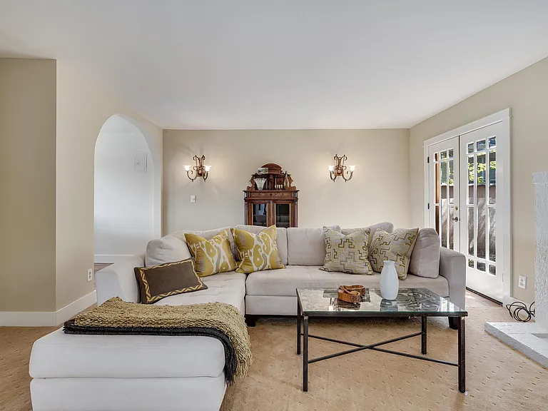 1398 Community Dr — Photo 24