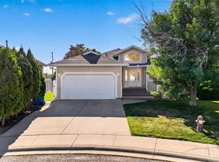 27 E Cougar Bay N, Lethbridge, AB T1H6H3