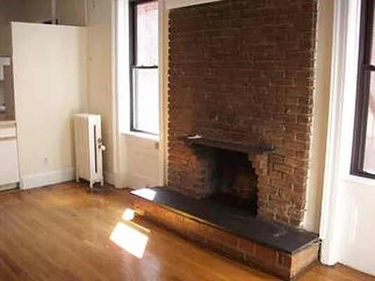 Rented by Frank Valvo Real Estate | media 18