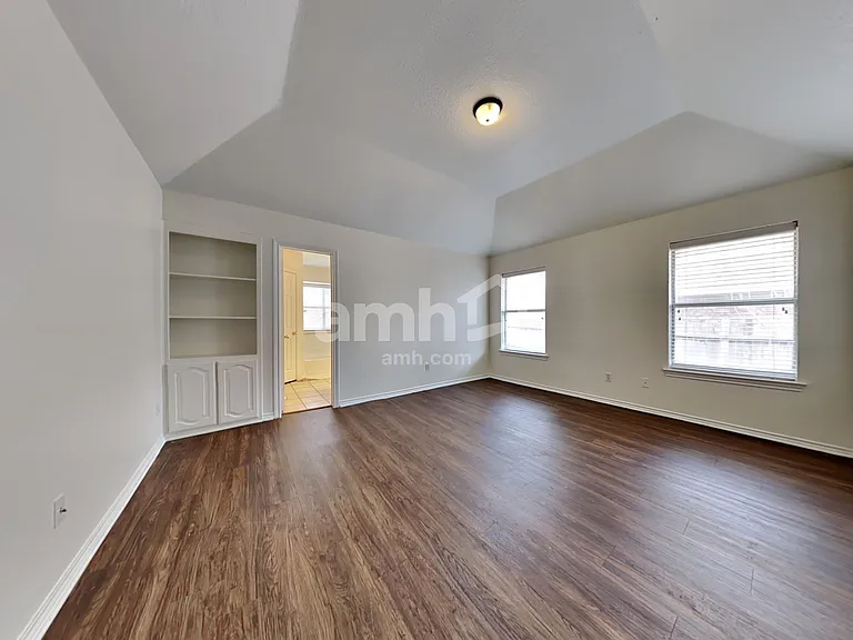 1082 Springhill Dr — Photo 10