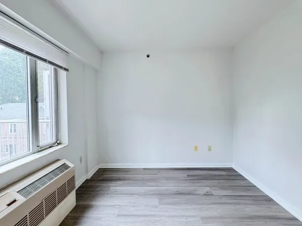 64-34 Grand Cent Parkway image 15 of 25