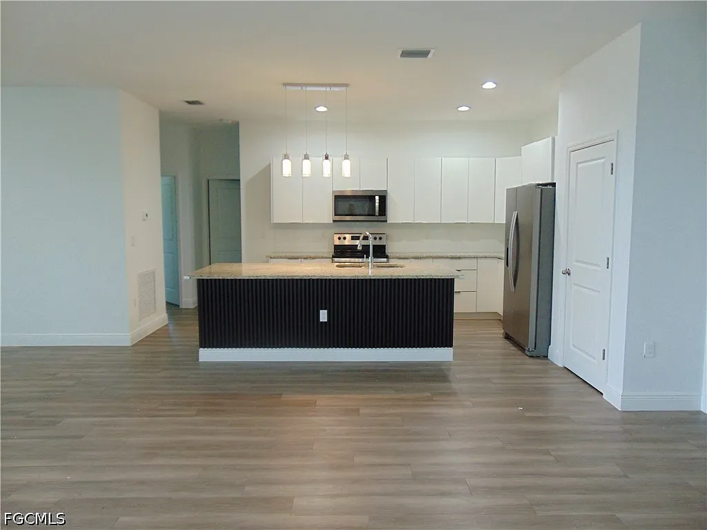 5 bed, 2.0 bath, 2331 sqft, $2,400 — Photo 4