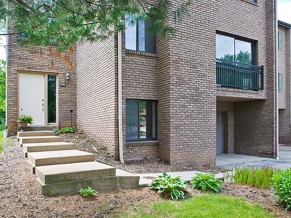 2nd image of 301 Williamsburg Ln