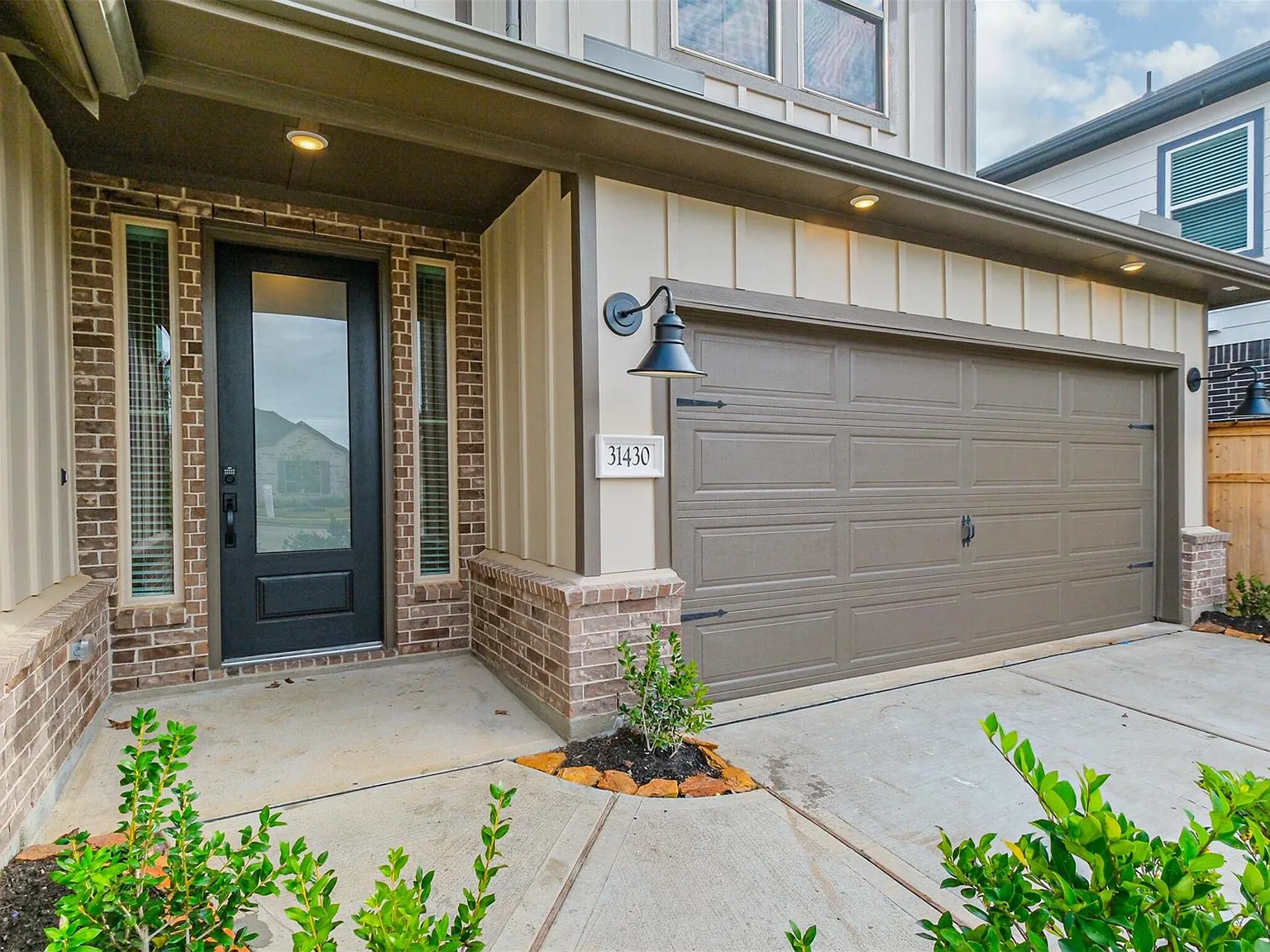 4 bed, 3.0 bath, 2640 sqft, $3,400 — Photo 2