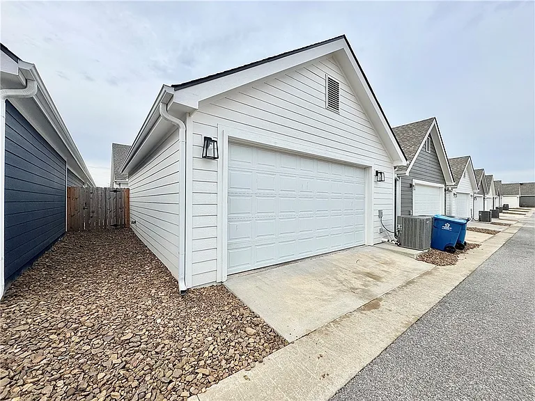 1011 NE Heights Ln — Photo 23