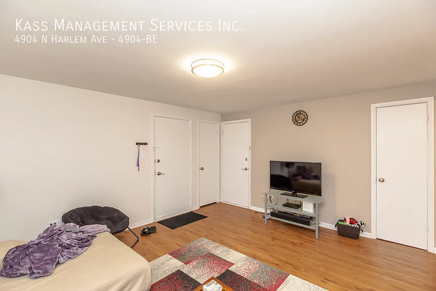 Gorgeous Redone 1 bed with SS Appliances and wood floors — Photo 3