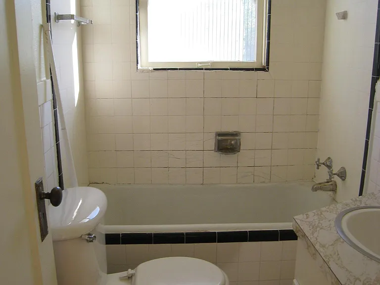 246 E University Blvd — Photo 16