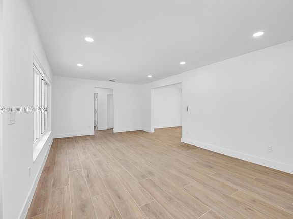 5th image of 306 Fluvia Ave