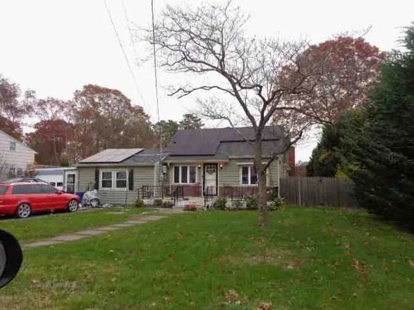 102 Forrest Ave, Shirley, NY 11967