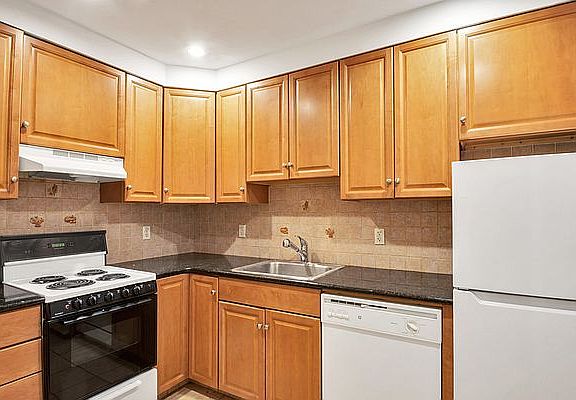 4th image of 6 E 36th St APT 3