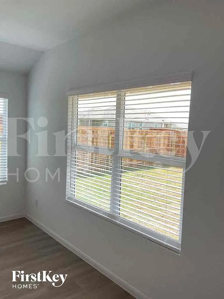 4 bed, 3.0 bath, 1910 sqft, $2,235 — Photo 4