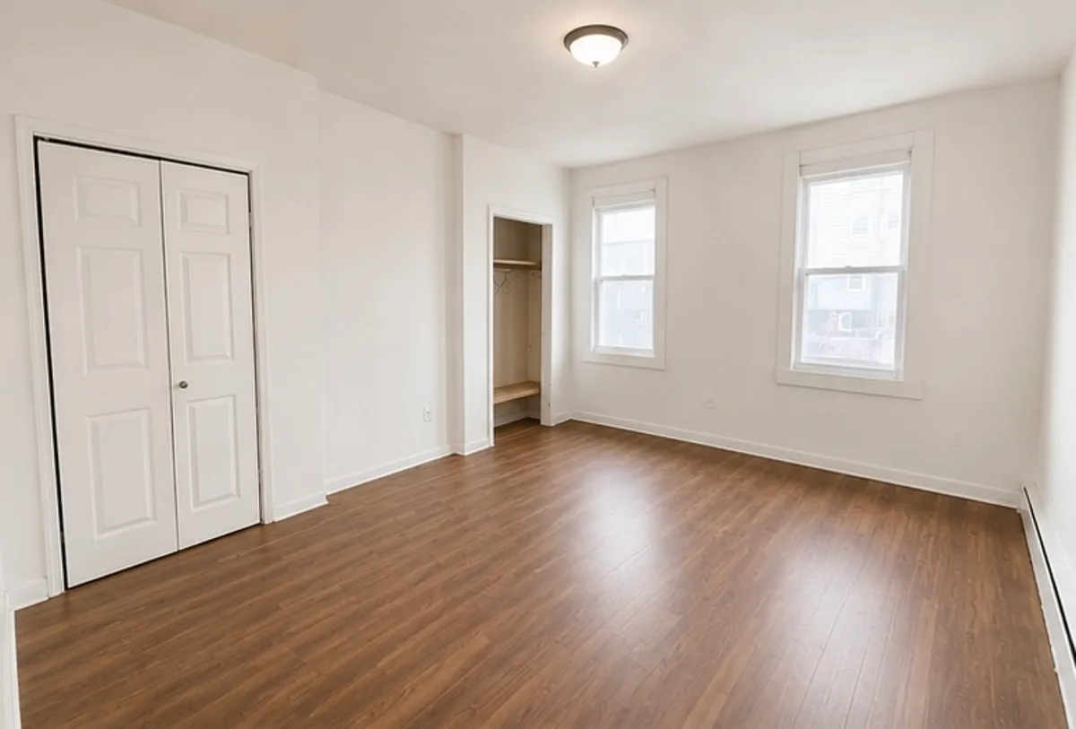 Building Photo - 114 E 15th St #2