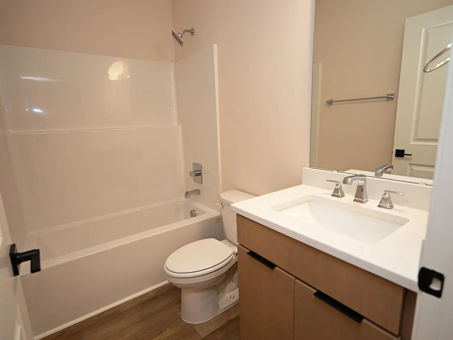 6 bed, 2100 sqft, $6,900 — Photo 4