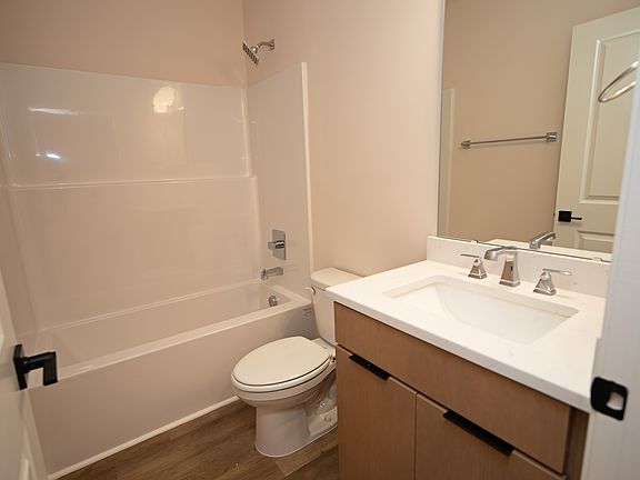 4th image of 2353 Stark St