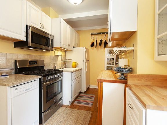 3rd image of 681 Amsterdam Ave #8D