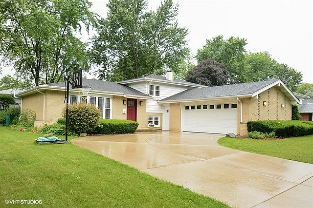 18W307 Claremont Dr photo 1