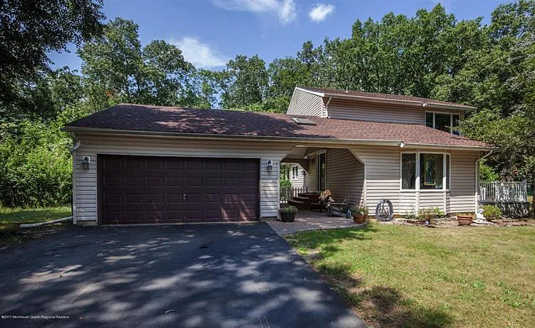 12 London Dr photo 1