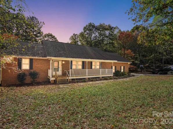 2455 Old Pond Dr, Lincolnton, NC 28092