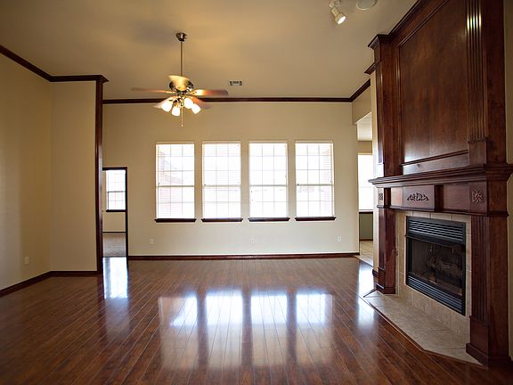 4th image of 2101 Oak Dr