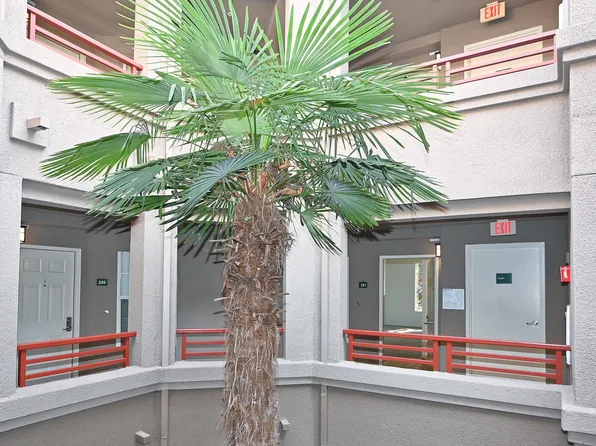 280 Caldecott Ln Unit 221, Oakland, CA 94618