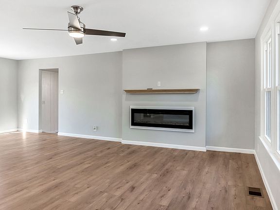 4th image of 1585 Freestone Dr E