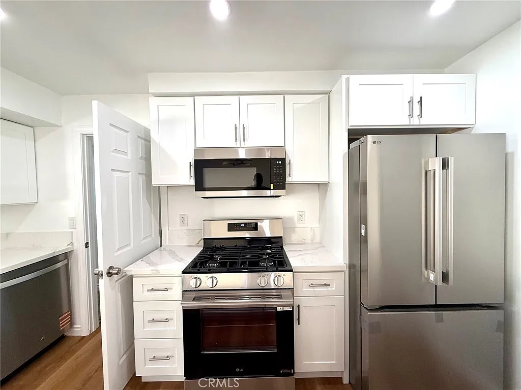 3 bed, 2.5 bath, 1403 sqft, $3,950 — Photo 2