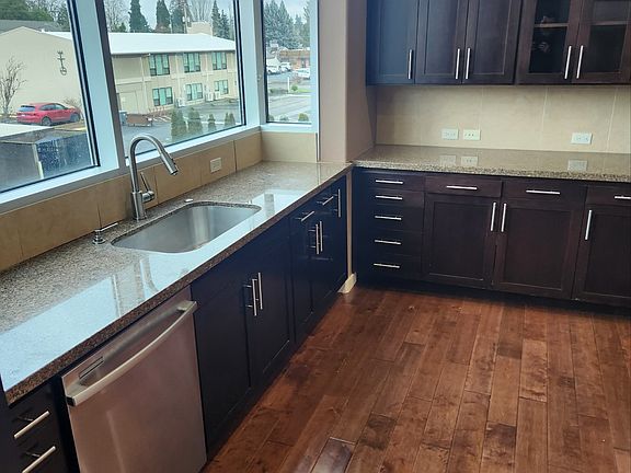 4th image of 433 SE Washington St #201