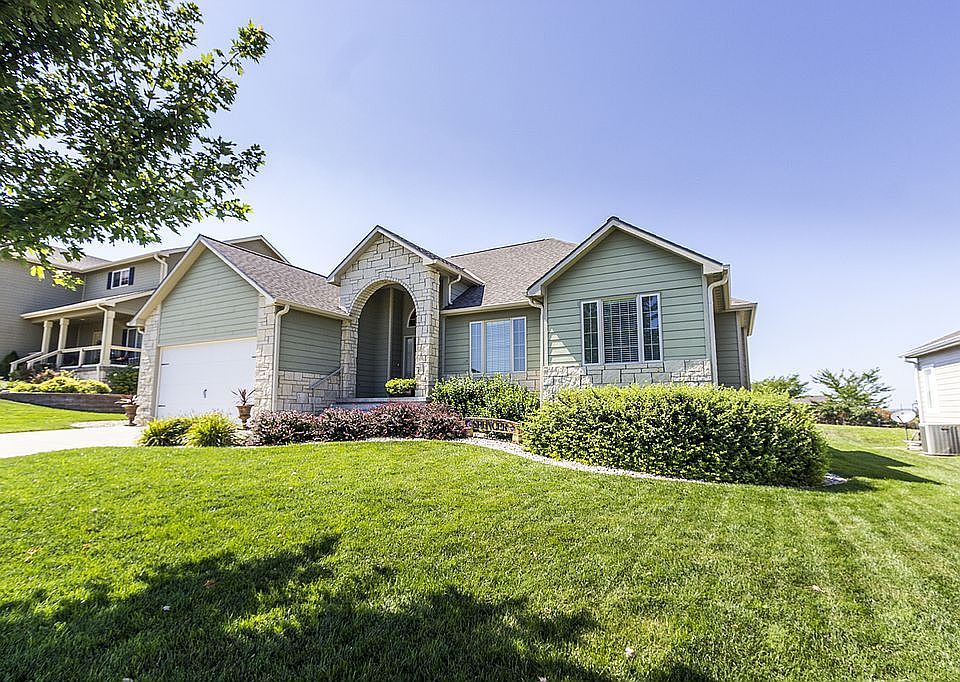 1st image of 504 Applewood Dr