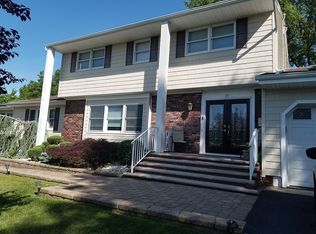 24 Oakwood Dr, Parlin, NJ 08859