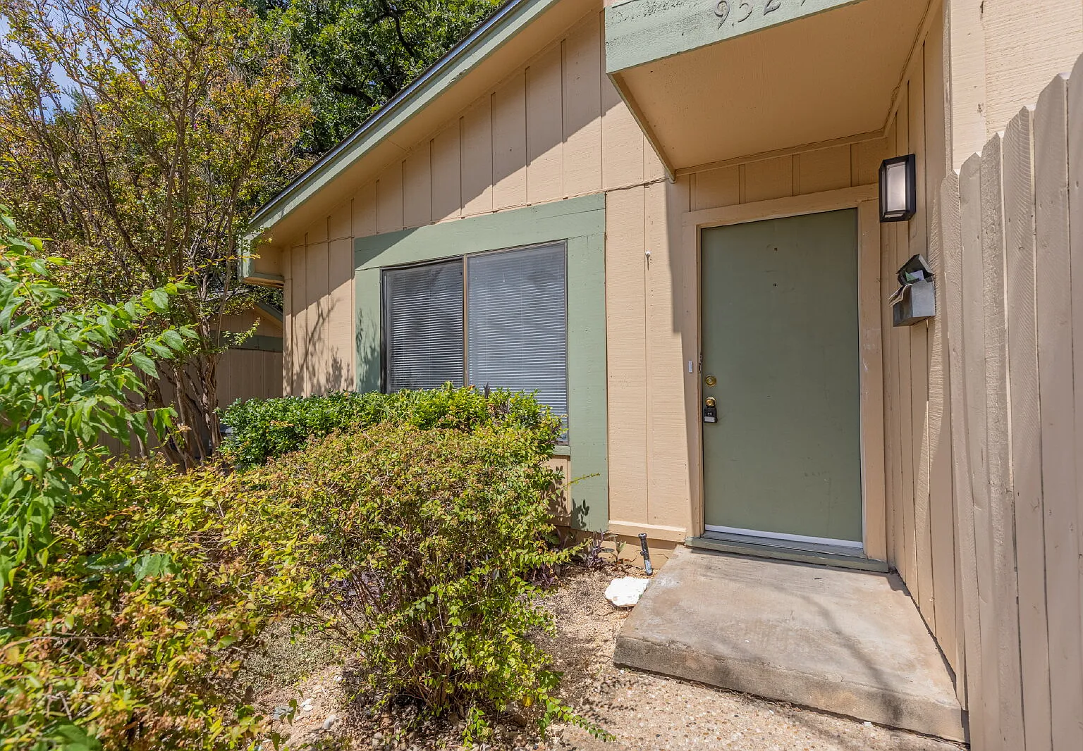 2 bed, 1.5 bath, 1298 sqft, $1,600 — Photo 3