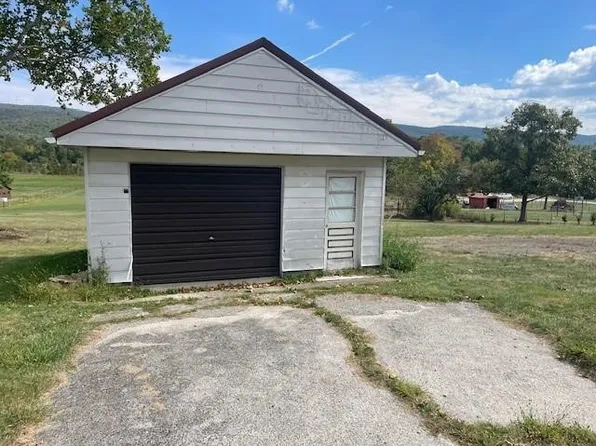 2140 Springhill Furnace Rd, Smithfield, PA 15478