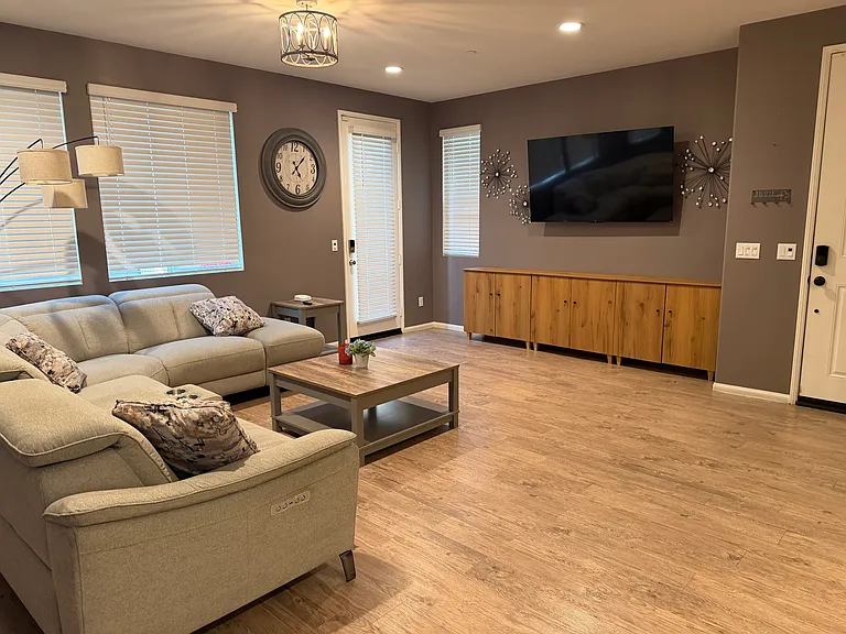 251 Saratoga Ct — Photo 4