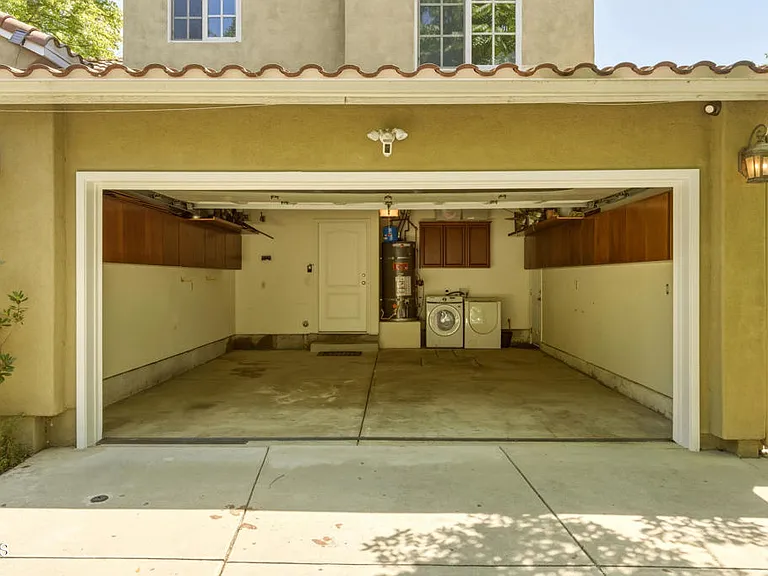 664 S Mansfield Ave — Photo 24