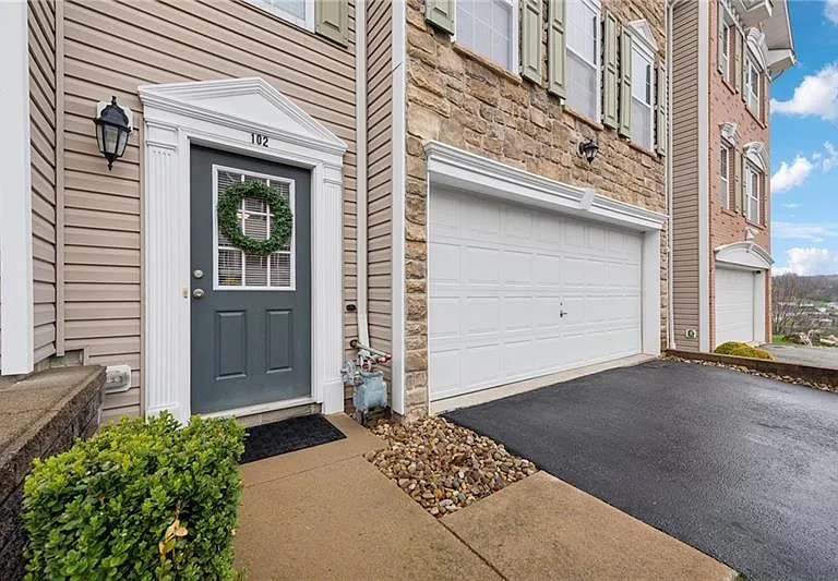 102 Alderwood Dr — Photo 1