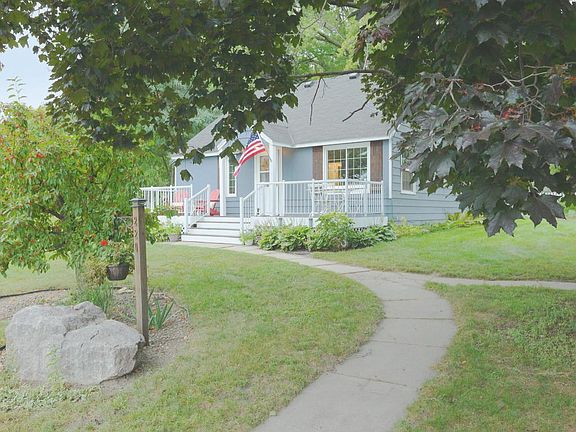 3rd image of 220 Kingsley St S
