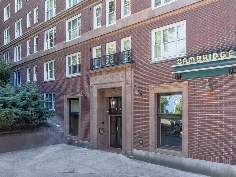 Cambridge Apartments — Photo 20