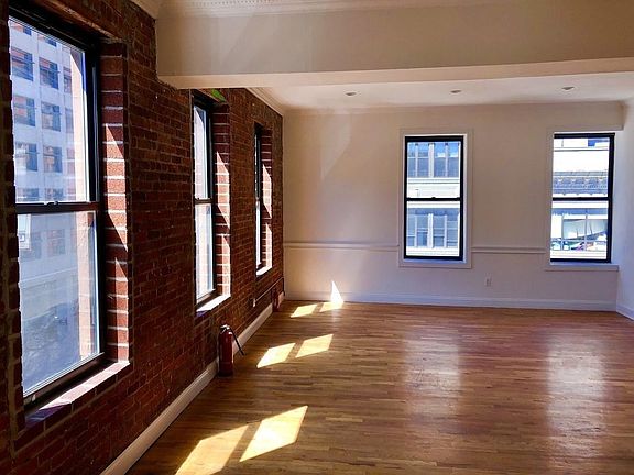3rd image of 44 Willoughby St #2-4THFL