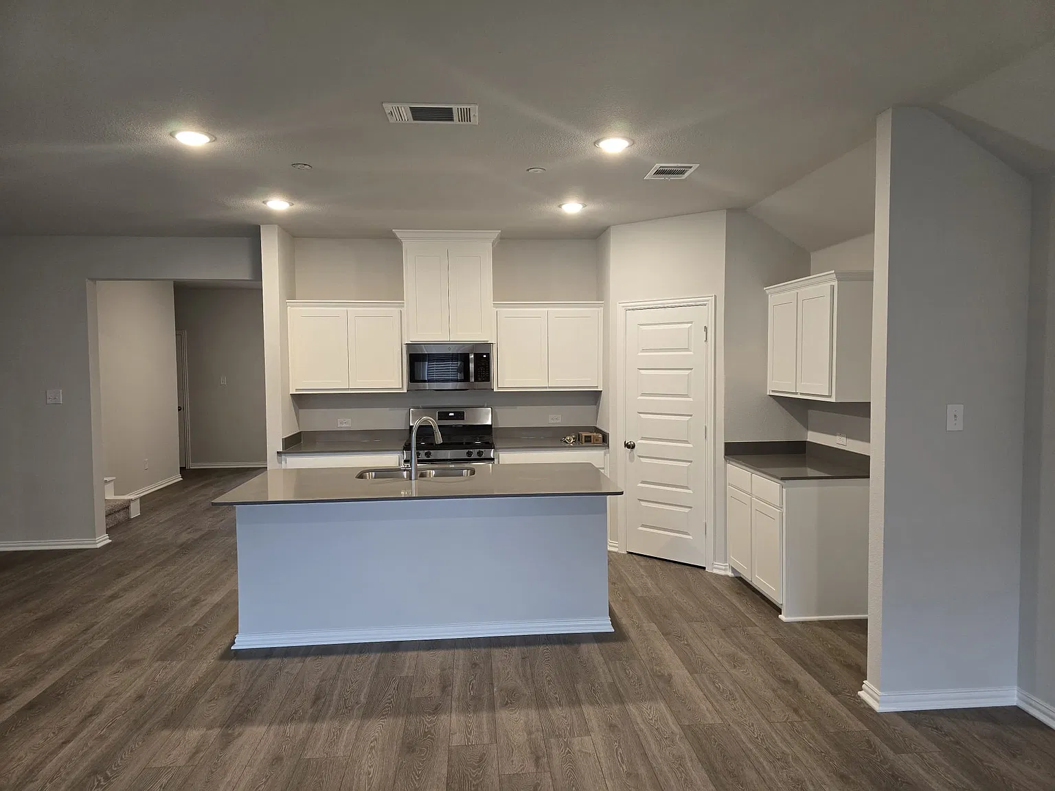 5 bed, 2908 sqft, $2,700 — Photo 4