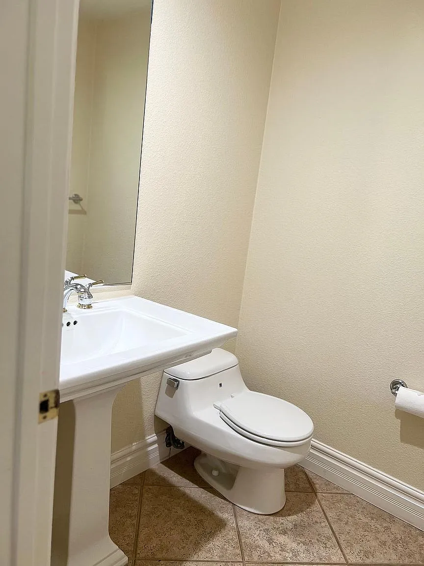 3 bed, 2.5 bath, 2400 sqft, $5,400 — Photo 2