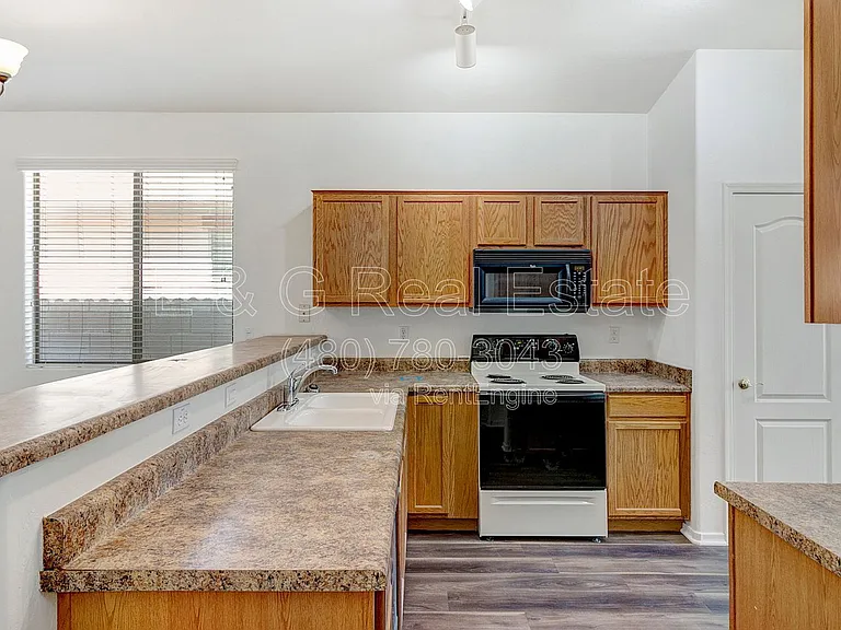 17228 W Elm St — Photo 4