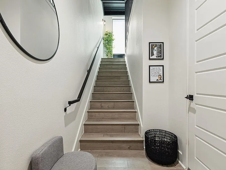 422 W 9th St #106 — Photo 3