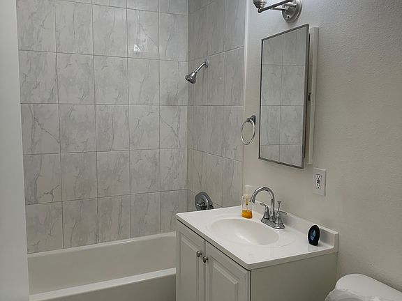5th image of 2464 Earle Ave