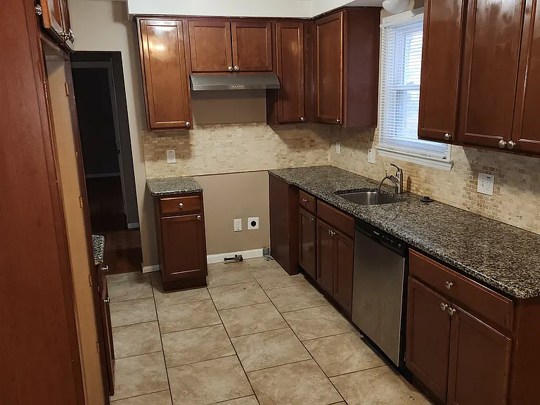 24360 Gardner Ave — Photo 6
