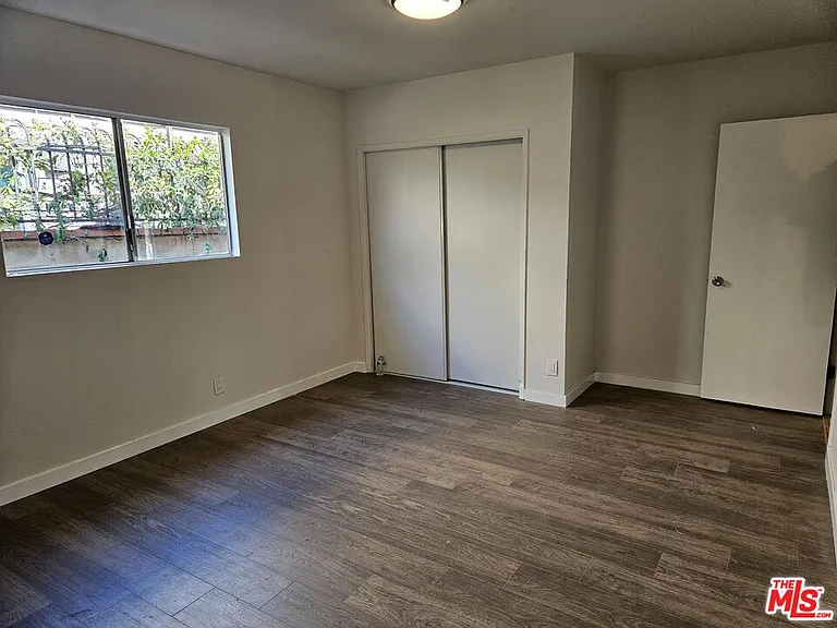 263 E 84th Pl — Photo 12