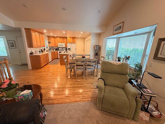 3rd image of 153 W Hidden Hollow Cir