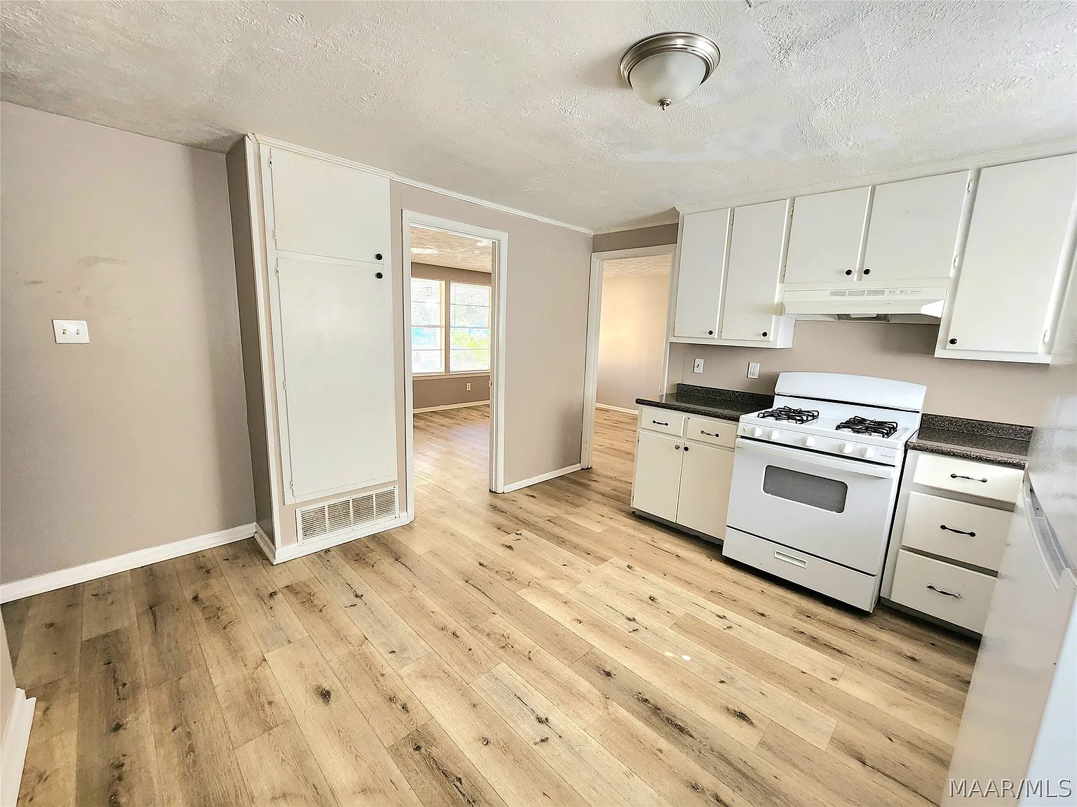 4 bed, 3.0 bath, 1303 sqft, $1,350 — Photo 3