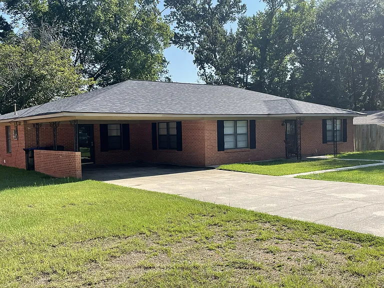 123 E Hoyt Dr — Photo 1