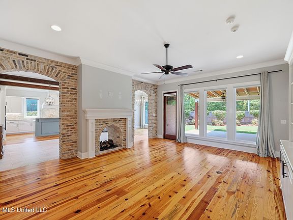 2nd image of 403 Huntington Point