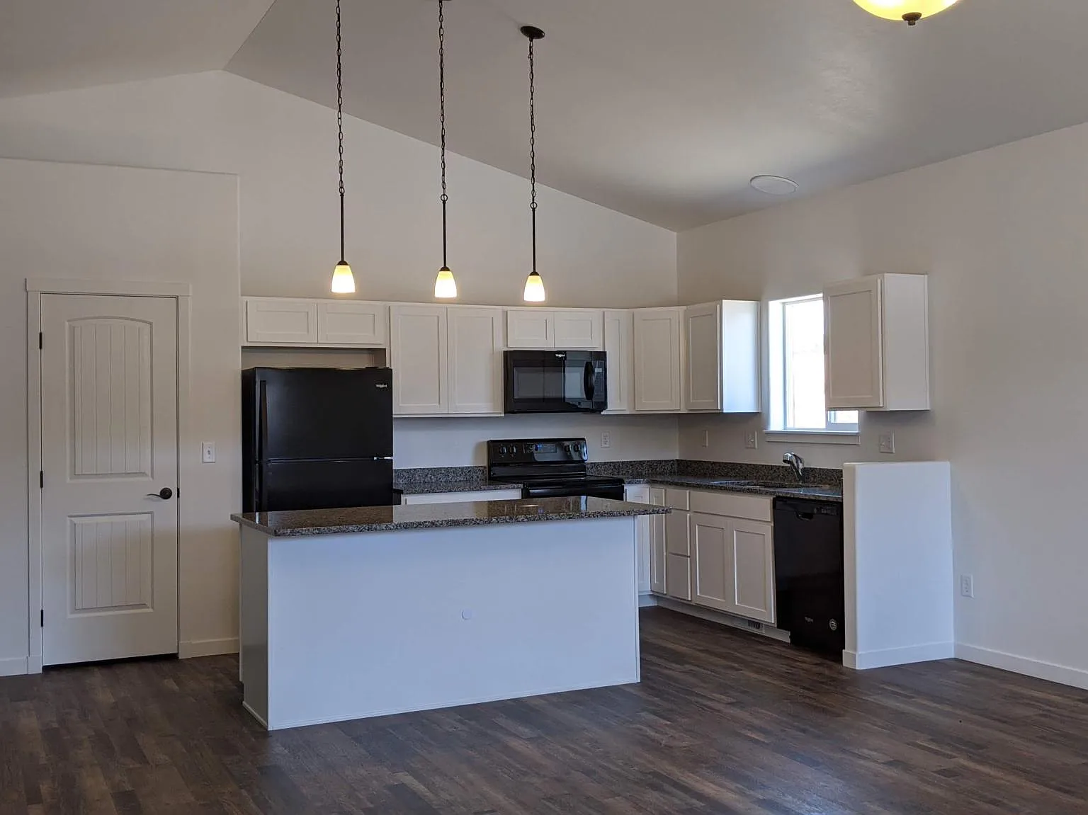 3 bed, 1483 sqft, $2,200 — Photo 2